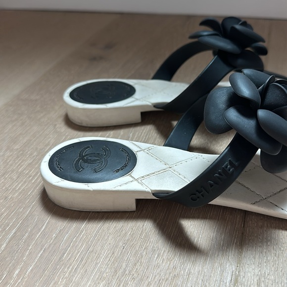 Chanel Camelia Thong Sandals in Black and White, Size EU 40 - Picture 6 of 9